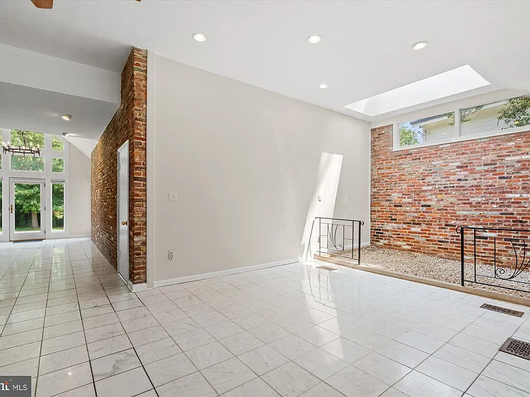7504 Radnor Rd — Photo 12