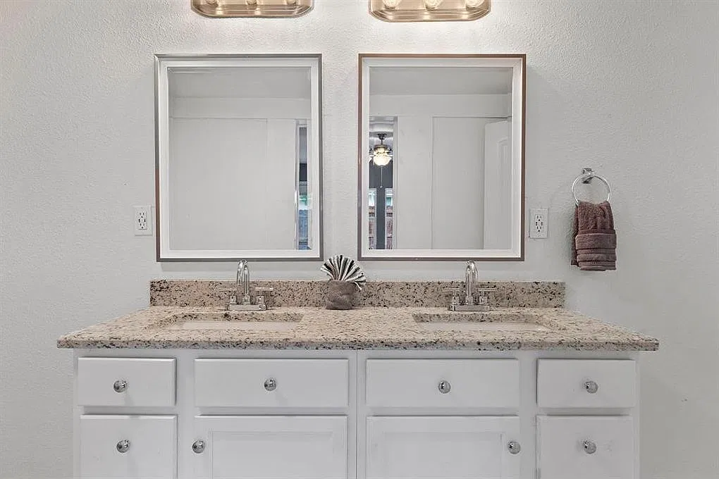 3 bed, 2.5 bath, 2400 sqft, $2,100 — Photo 4
