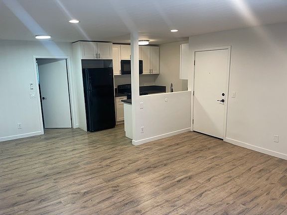 2nd image of 14153 Victory Blvd #215