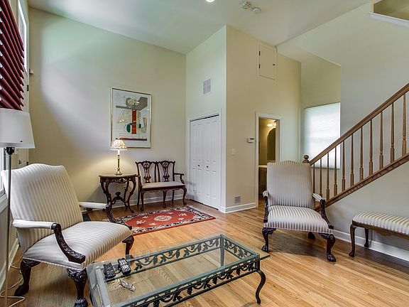 5th image of 2040 W Le Moyne St APT B