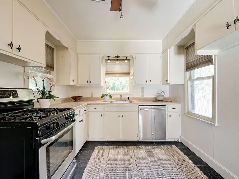 604 N Stewart Ave — Photo 10