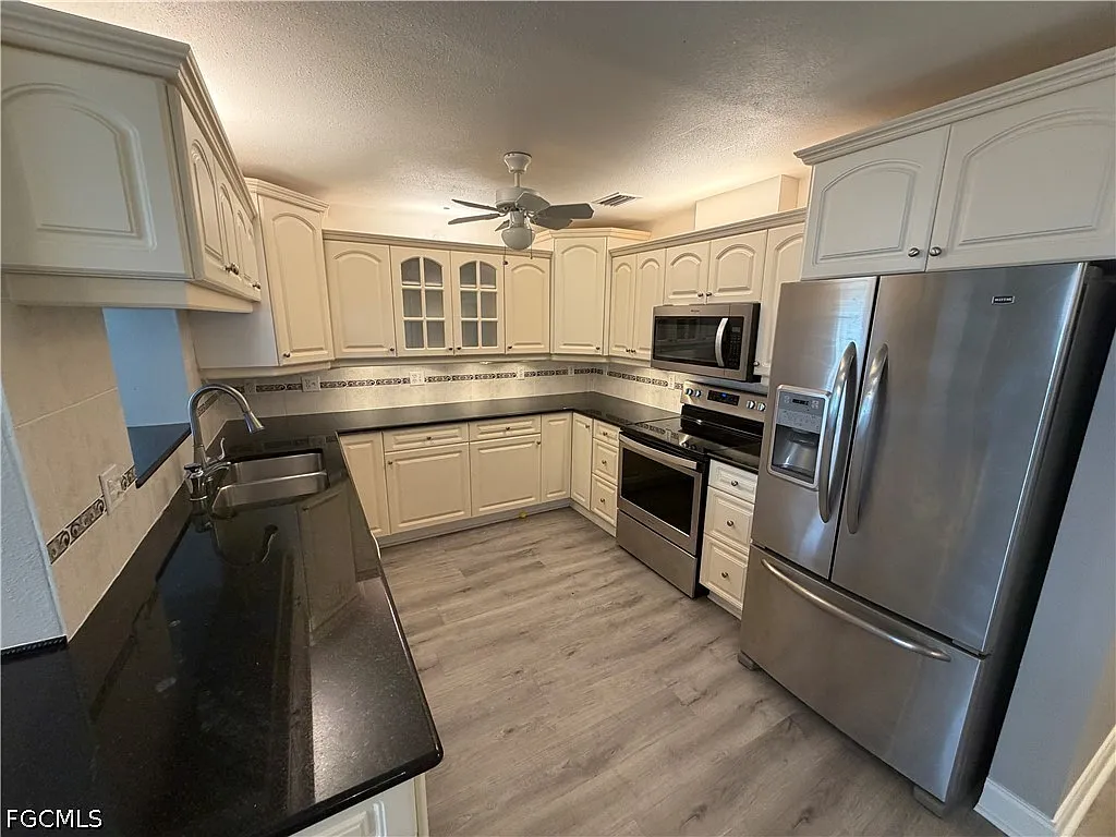 3 bed, 2.0 bath, 1862 sqft, $2,195 — Photo 3