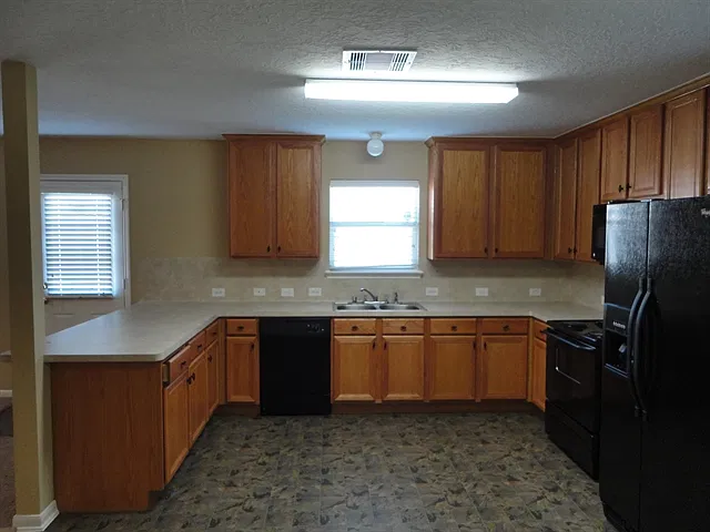 4 bed, 2.5 bath, 2553 sqft, $2,425 — Photo 2