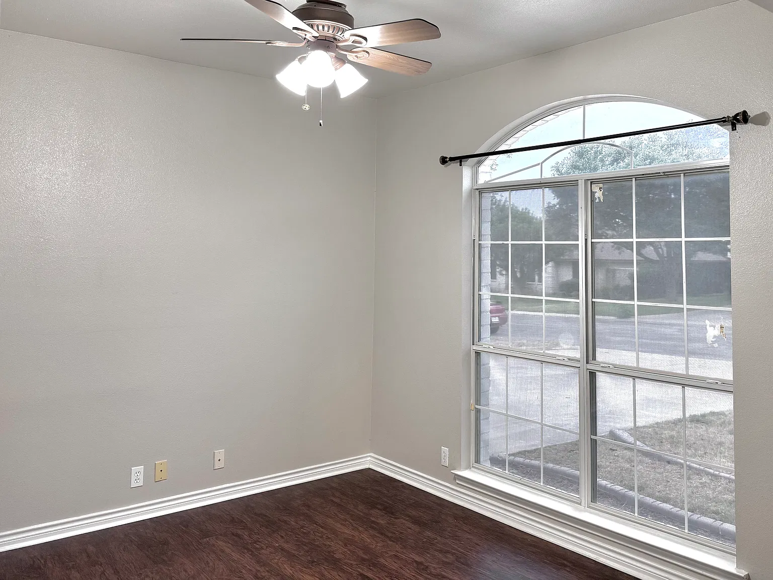 4 bed, 2052 sqft, $2,500 — Photo 4