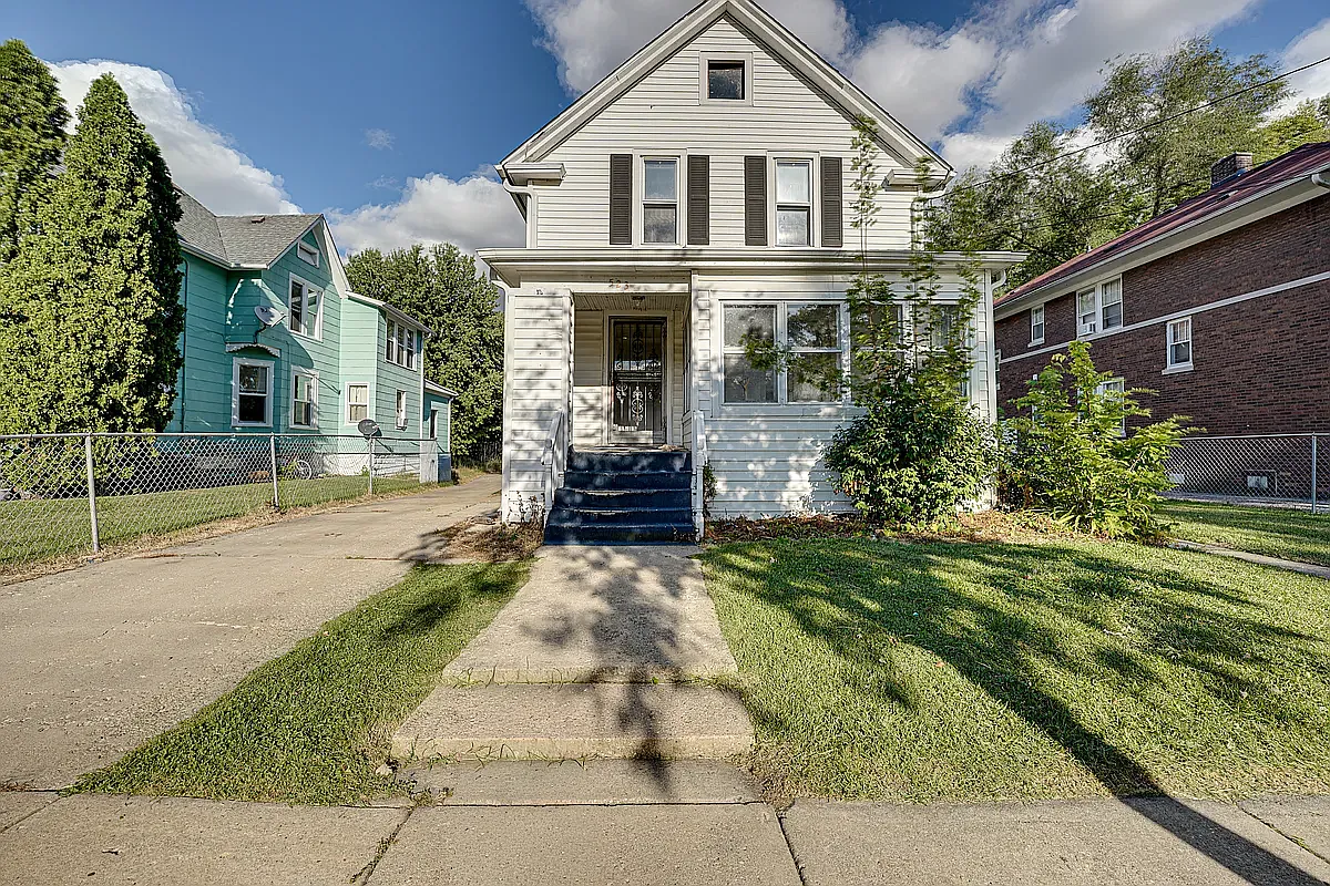 3 bed, 700 sqft, $1,750 — Photo 1