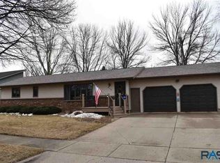 913 NE 9th St, Madison, SD 57042