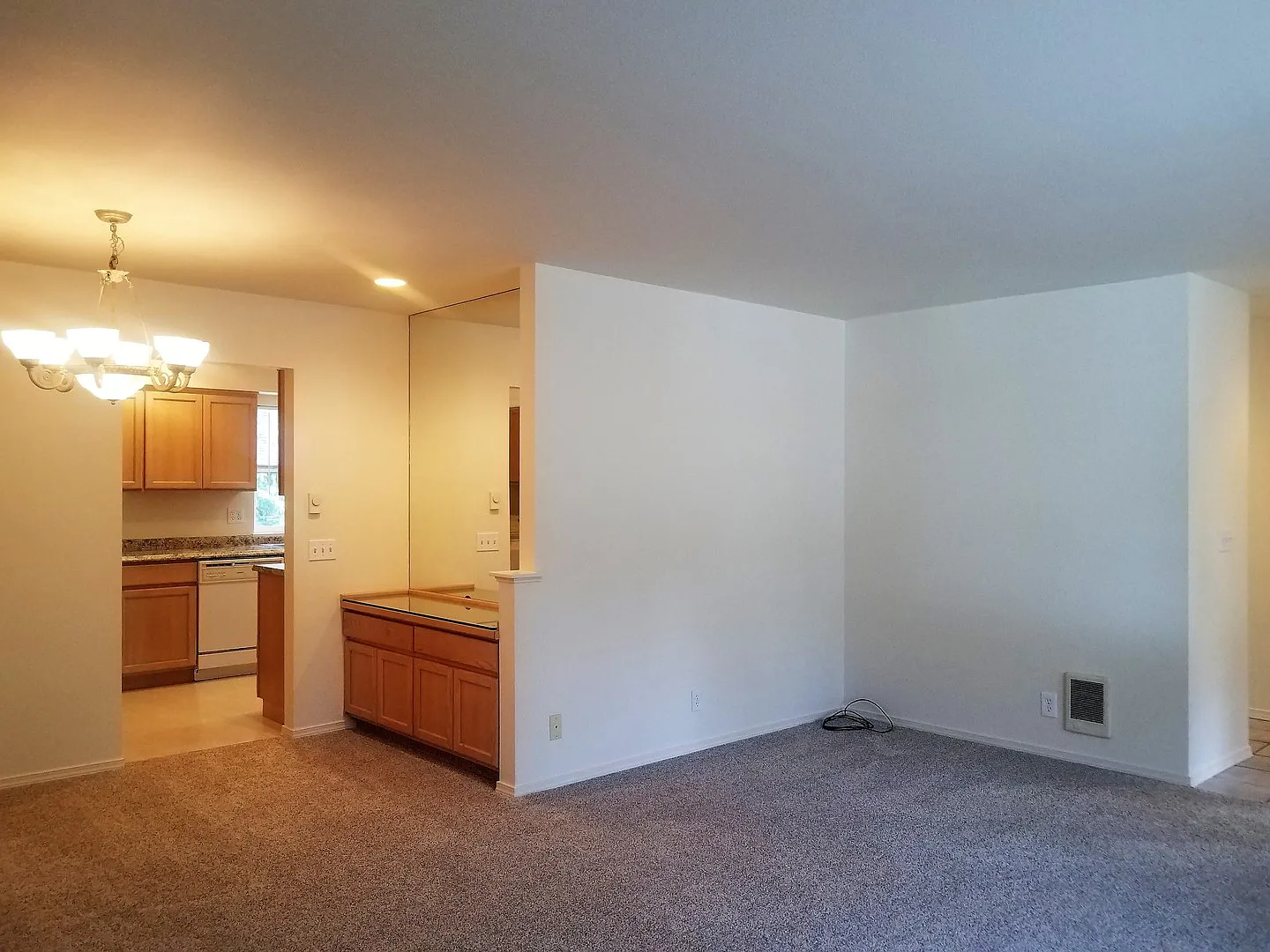 Light & Bright 3 bedroom home in Indianola! — Photo 3