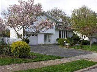 33 Village Dr, Jericho, NY