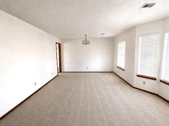 3rd image of 808 Cambridge Dr