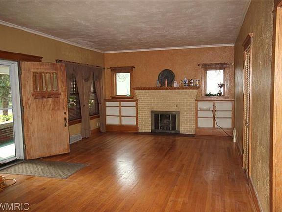 4th image of 163 Chestnut St