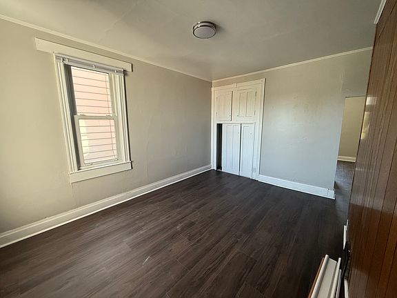 5th image of 227 Lloyd Ave