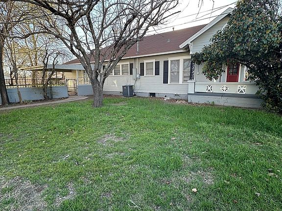 3rd image of 1106 Waco St