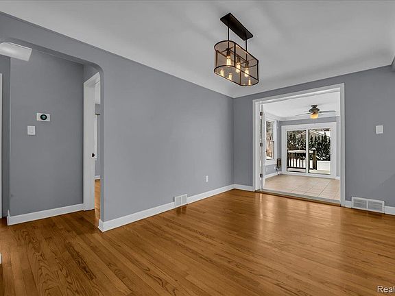 4th image of 2299 W Lincoln Ave