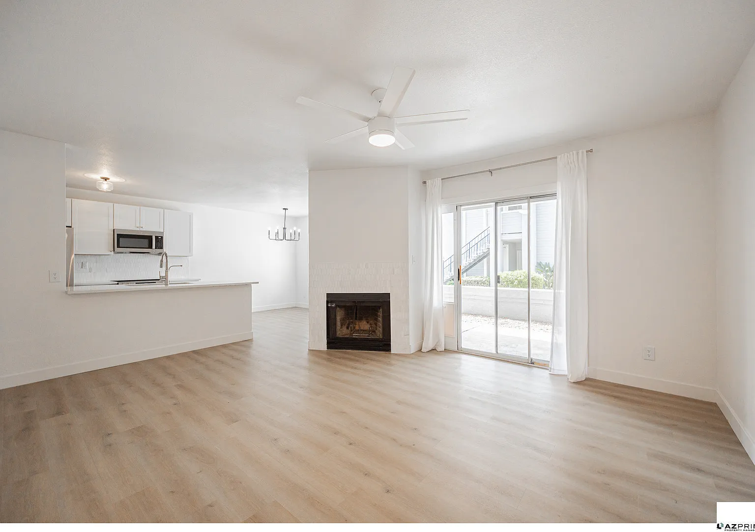 Welcome to this beautifully remodeled 2/2 Phoenix townhome where modern style, comfort, and convenie — Photo 4