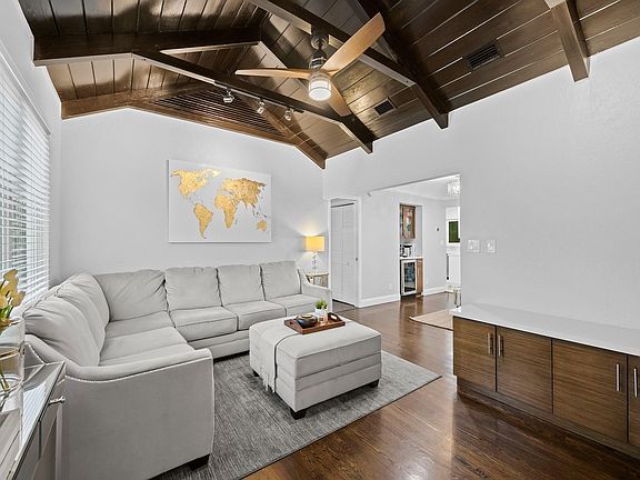 4th image of 825 SW 4th Court