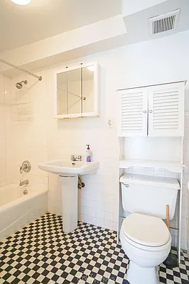 Rented by City Connections Realty | media 16