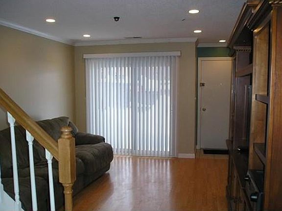5th image of 222 Greenbrook Dr
