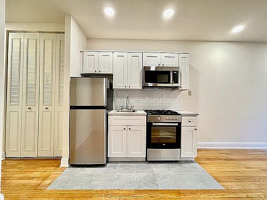 5th image of 328 E 34th St APT D4