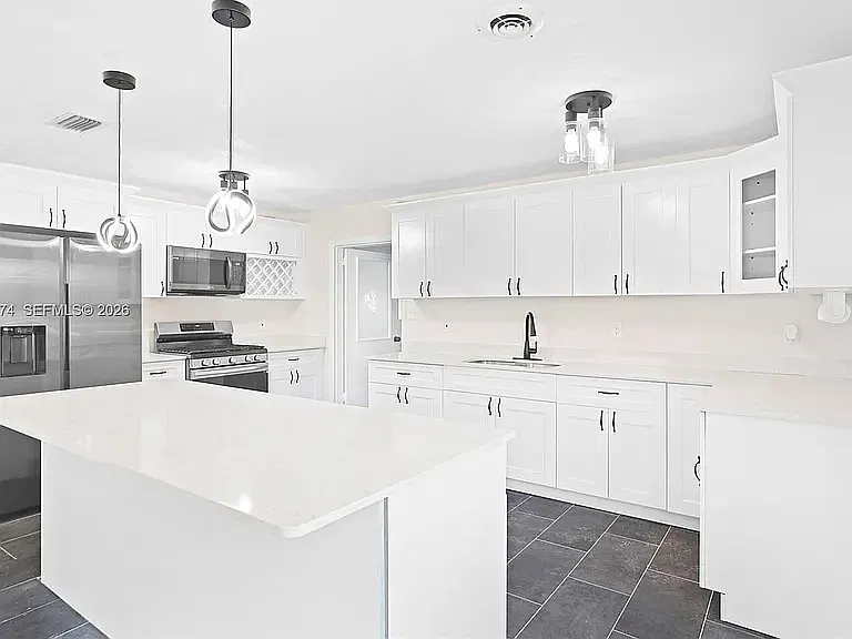 3 bed, 1244 sqft, $2,700 — Photo 2