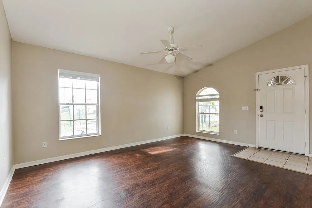 3 bed, 2.0 bath, 1824 sqft, $1,880 — Photo 4