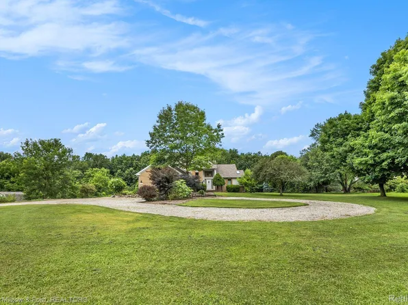 5036 Clarkston Rd, Clarkston, MI 48348