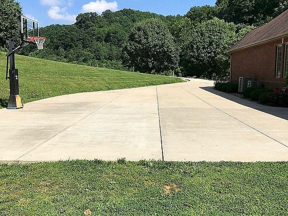 5th image of 35 Honeysuckle Ln