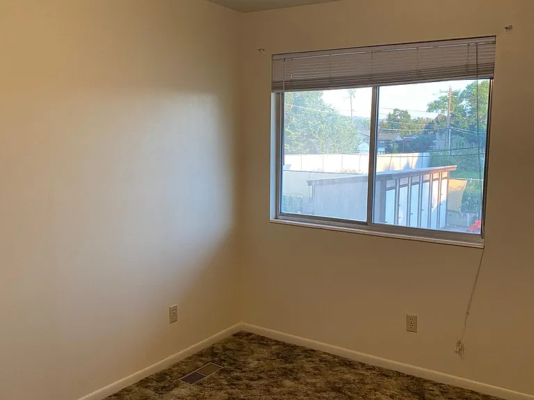 338 E Center St — Photo 23