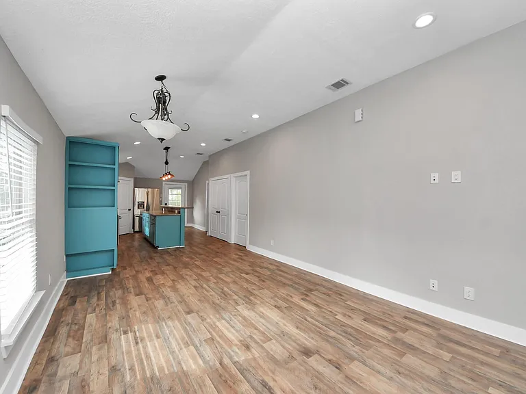 1322 E 36th St — Photo 16
