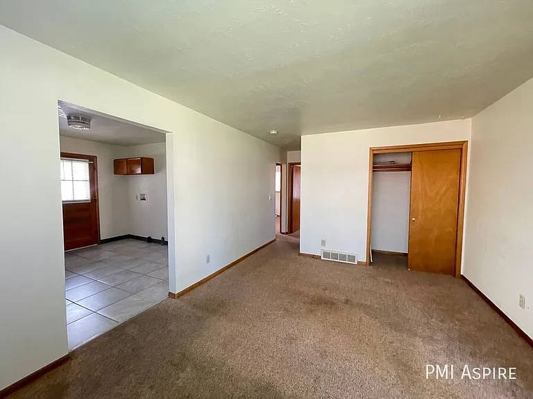 121 Valentine Ln — Photo 2