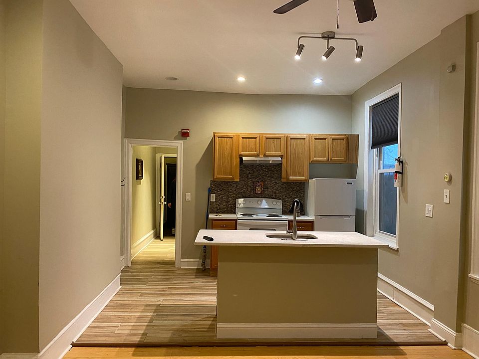 1st image of 1828 W Diamond St APT 1R