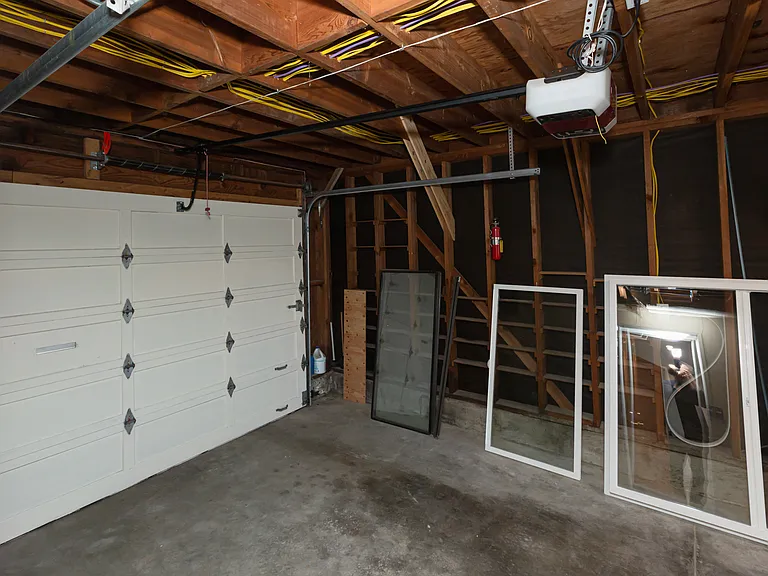 446 Niantic Ave — Photo 7