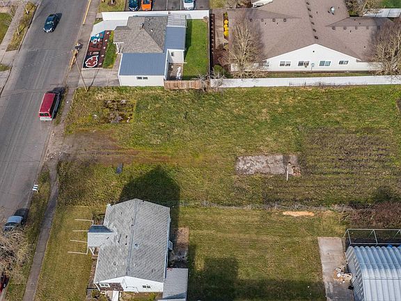 4th image of 2826 Evergreen Ave NE