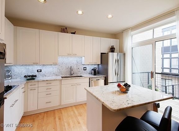 4th image of 1725 W Diversey Pkwy
