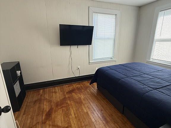 3rd image of 628 Burgess St
