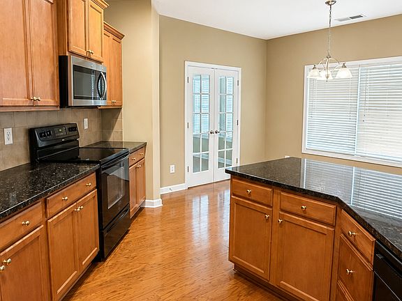 4th image of 655 Valley Glen Dr