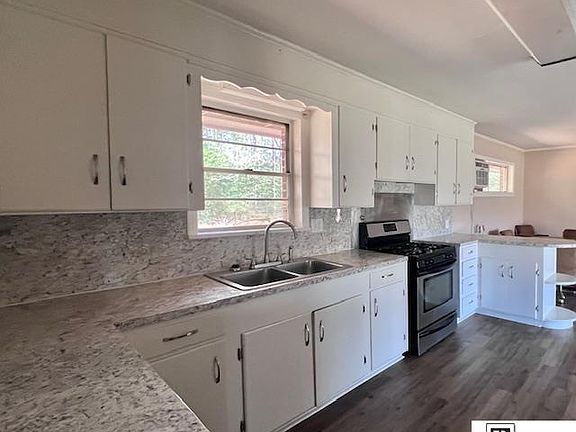 3rd image of 8611 Cypress St