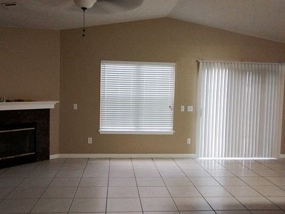 Living Room/Fireplace