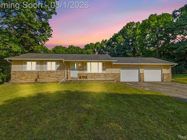 3685 Chesterfield Dr, Lapeer, MI 48446