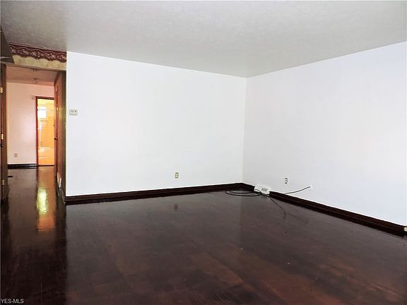 3rd image of 14807 Sprengel Ave