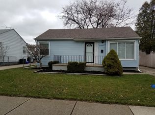 22005 Bon Heur St, Saint Clair Shores, MI 48081