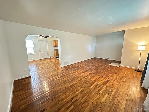 4th image of 958 N High St