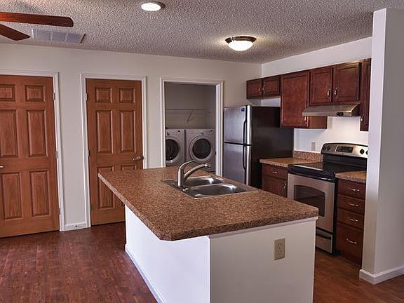 3rd image of 400 N Washington St #3e9045c80