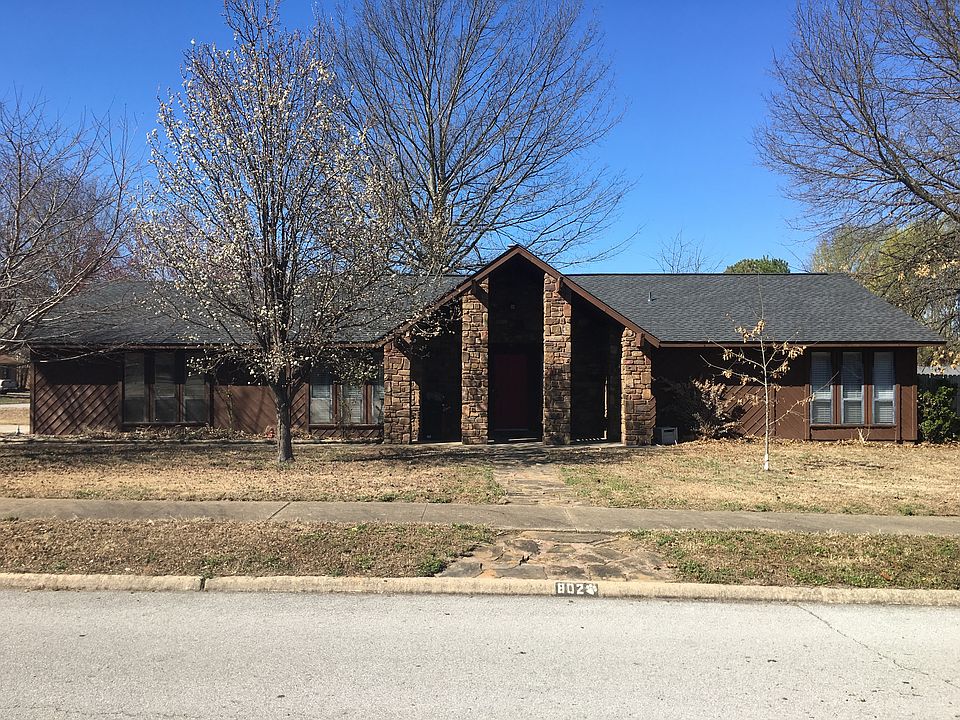 1st image of 802 Dogwood Ln