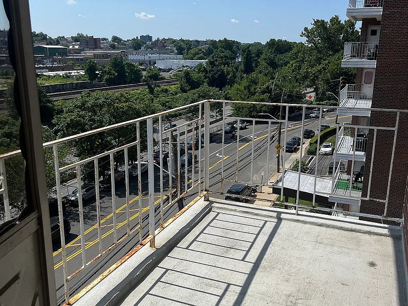 1st image of 355 Bronx River Rd APT 4L