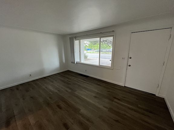 3rd image of 904 Sheridan Blvd