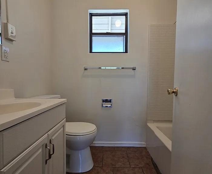 319 S Hobson — Photo 7