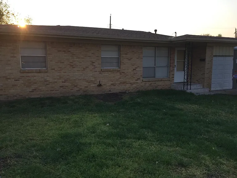 411 NE Myers Ave — Photo 10