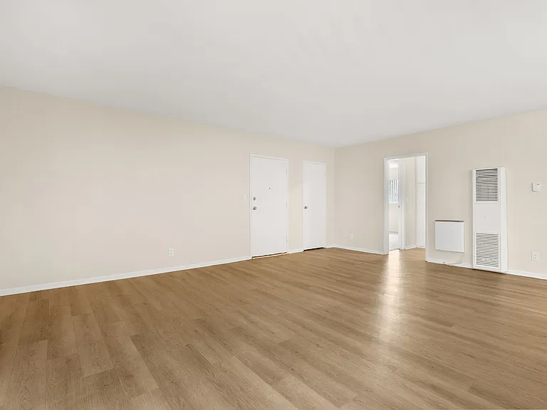 Melrose Place Apartments — Photo 4
