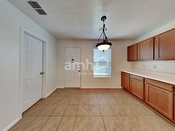 5th image of 824 Cathy Dr