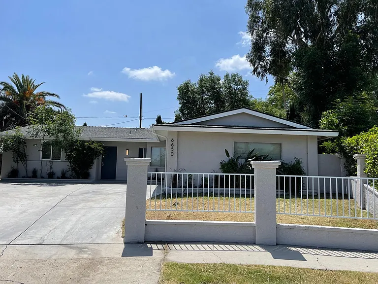 6650 Jumilla Ave — Photo 2